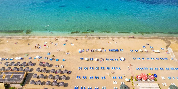 Hotel se nachází jen 50 m od pláže.
