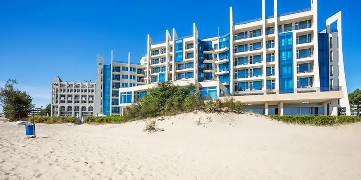 Stačí vyjít z hotelu a vaše nohy se dotknou jemného, zlatavého písku jedné z nejkrásnějších pláží Bulharska. 