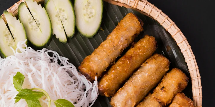 V restauraci Muc Đong vám připraví jarní závitky s rýžovými nudlemi.
