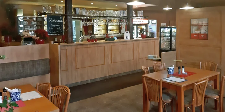 Restauraci najdete v areálu rodinného minipivovaru Richard.