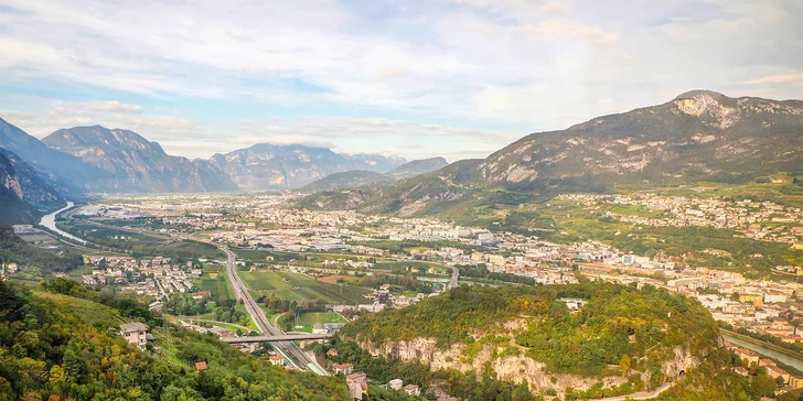 Hotel se nachází cca 6 km od průsmyku Passo Mendola, který je ideálním místem pro letní túry i zimní lyžovačku. 