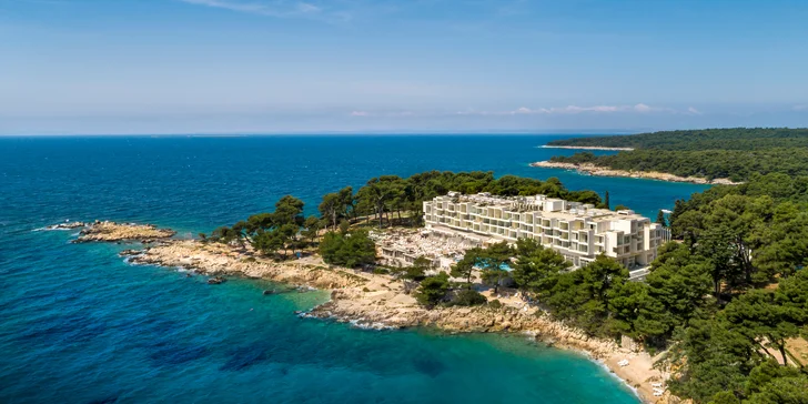 Čaká tu na vás 4* Valamara Carolina Hotel, ktorý nájdete cca 2 minútky chôdze od pláže.