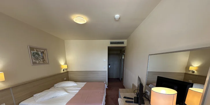 Zvolit můžete klasický dvoulůžkový pokoj nebo apartmánový typ s oddělenou ložnicí. 