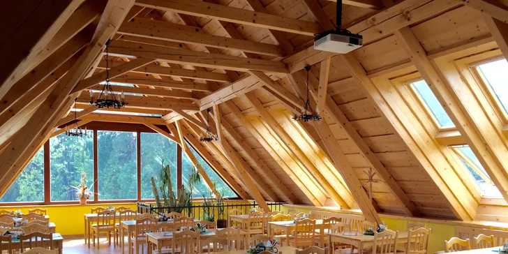 Kromě restaurace patří k zázemí zoo i hřiště s prolézačkami.