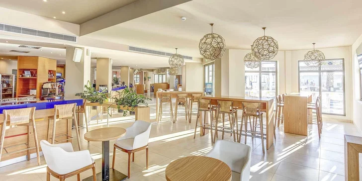 Centrální restaurace Magico plní roli hlavní kulinářské křižovatky s opulentními bufety a zónami pro živé vaření. 