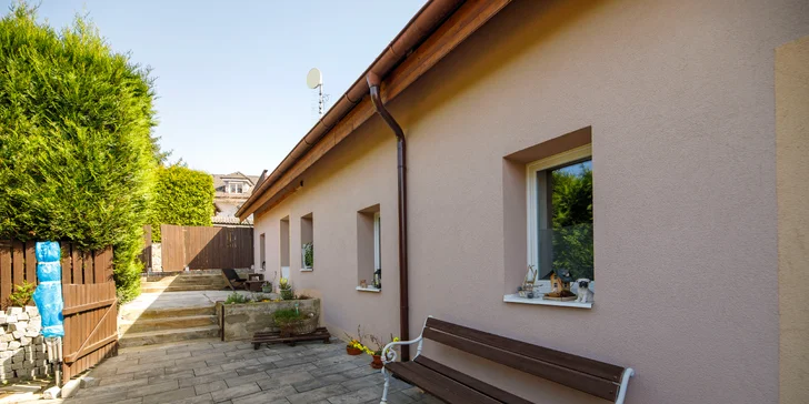 Součástí apartmánů je i venkovní posezení. 