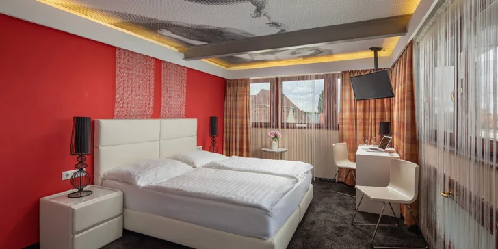 V pokojích na vás čeká samostatná koupelna a WC, nechybí ani LCD televize, Wi-Fi připojení a minibar.