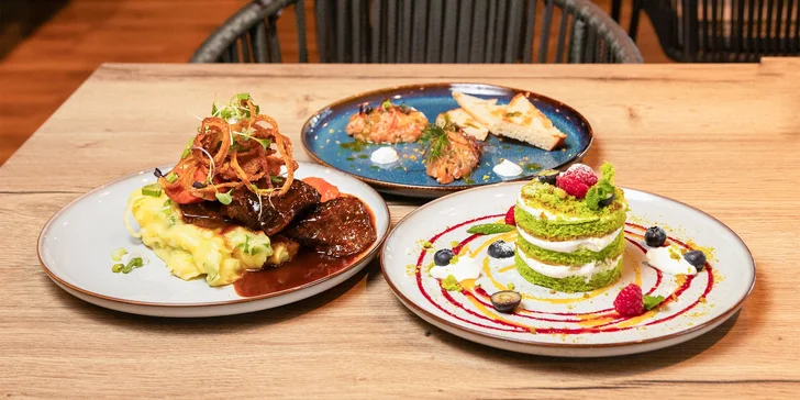 Tříchodové menu pro 2 v netradičním gastropubu: maso naložené v pivu, tatarák i mechový dort