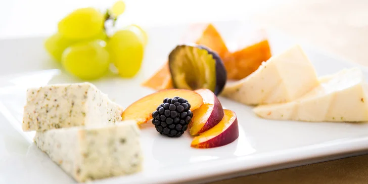 Chloubou hotelu je restaurace, ve které vaří místní speciality z kvalitních a čerstvých surovin z vlastní farmy.