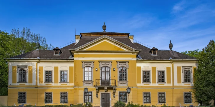 Hotel stojí u zámku De la Motte, uprostřed 9,5hektarového anglického parku.