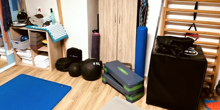 Studio najdete necelých 400 metrů od zastávky V Zápolí.