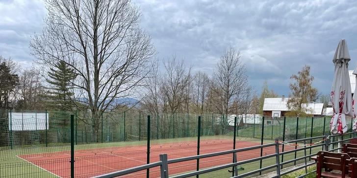 Tenisové hřiště sportovce jistě potěší.