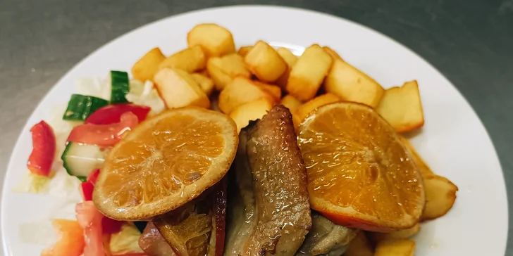 Snídaně jsou bufetové a večeře výběrem z denního menu.