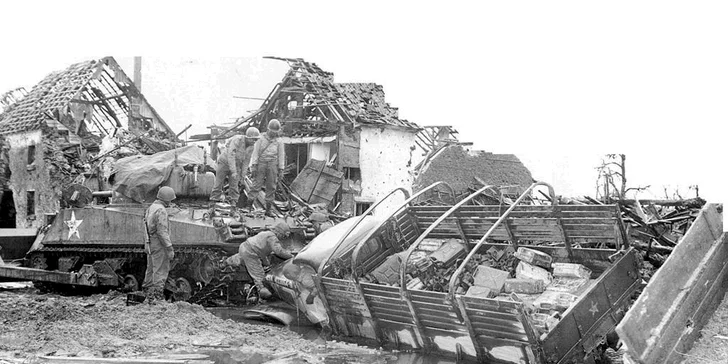 Kde už Jimmy nemůže, Śermík (tank Sherman) pomůže. I s tímto se potýkali američtí vojáci při dopravě materiálu k bojujícím jednotkám.