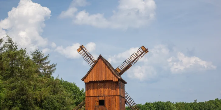 Procházku po molech vedoucích do moře nebo po stezce kolem nedalekého jezera Liwia Łuża, které je zároveň rezervací, zvládnete navíc i s kočárkem.