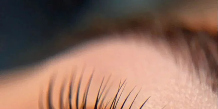 Zvoliť si môžete aj kórejský lifting mihalníc, ktorý na vytočenie a fixáciu rias používa prípravky so šetrným zložením.