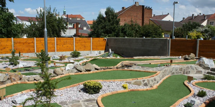 V rodinné variantě máte dvouhodinový vstup na minigolf v Benešově. 