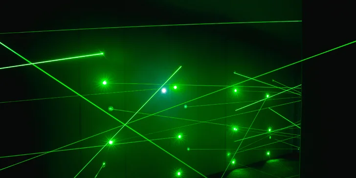 Úkolem hráčů v Reflect it je pomocí zrcátek přesměrovat dráhy laserových paprsků do přesně vyznačených míst. Hra využívá základní fyzikální princip zákon odrazu světla, a tak více než svou fyzičku a mobilitu budete procvičovat mozkové závity a logické myšlení. 