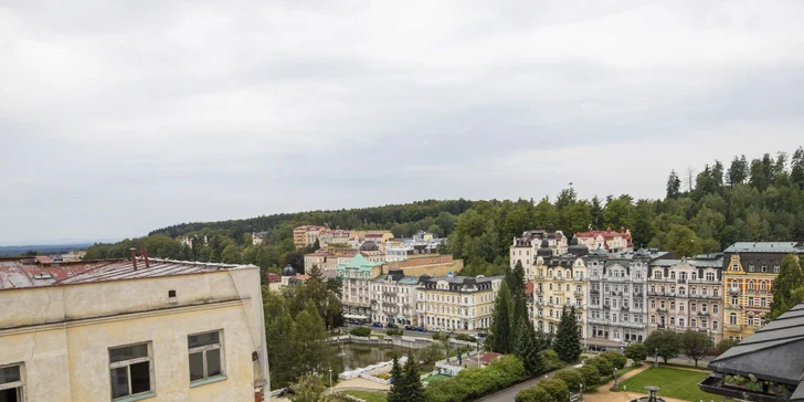 Hotel má výbornou polohu přímo v centru klidné lázeňské čtvrti, cca 50 metrů od kolonády a léčivých pramenů.
