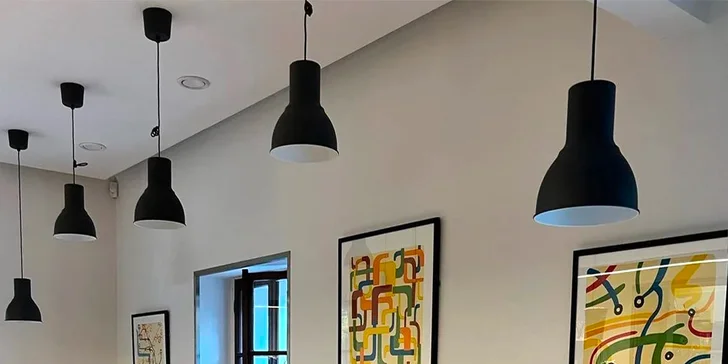Kromě svařáku či rozmarýnového drinku nabízí kavárna i výběrovou kávu z La Bohéme, čerstvé domácí dorty nebo třeba horkou čokoládu. 