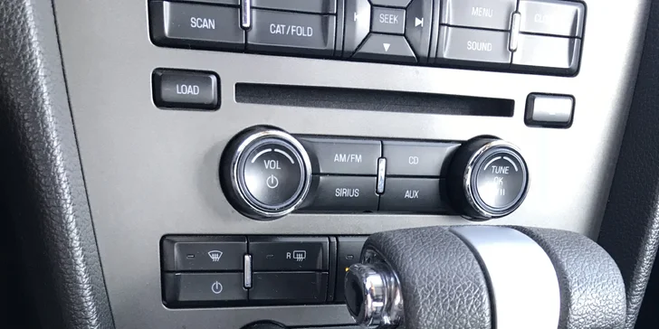 Pod kapotou duní motor V6 o objemu 3,7 litru, s výkonem 310 PS.