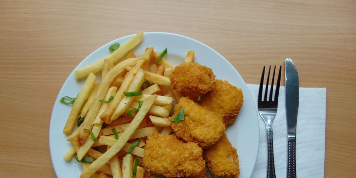 Pochutnáte si tady na porci kuřecích nugetek v kukuřičné krustě s hranolky a domácí tatarkou.