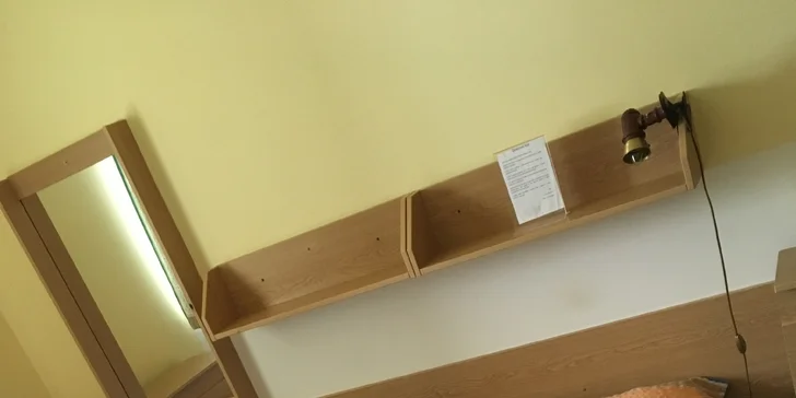 Bydlet budete v jednoduše zařízeném pokoji.