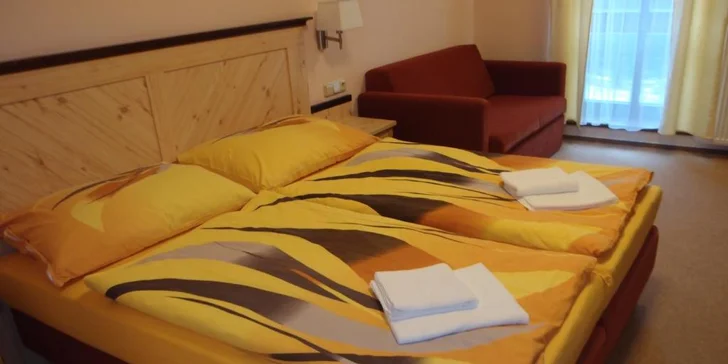 Čekají vás pohodlné postele, koupelna se sprchou a minibar. 