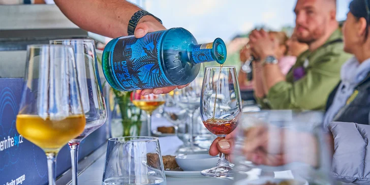 Na přivítanou dostanete sklenku šampaňského, po celou dobu pak můžete pít pivo, víno a nealko nápoje.