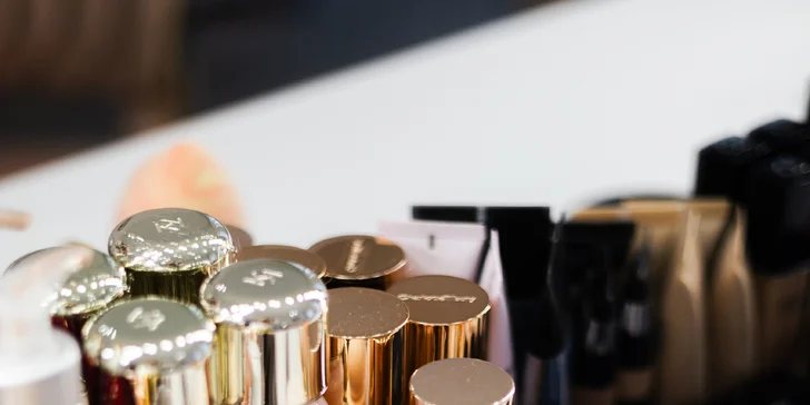 Na kurzu je k dispozici profesionální kosmetika světových značek jako je MAC, Dior, Fenty Beauty, Nars, Estée Lauder a další.