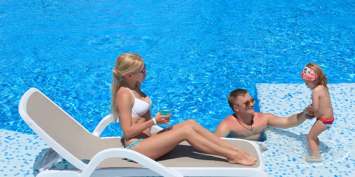 Hlavní rekreační osou, která propojuje hotelovou budovu s mořským břehem, je venkovní bazén obklopený sluneční terasou.