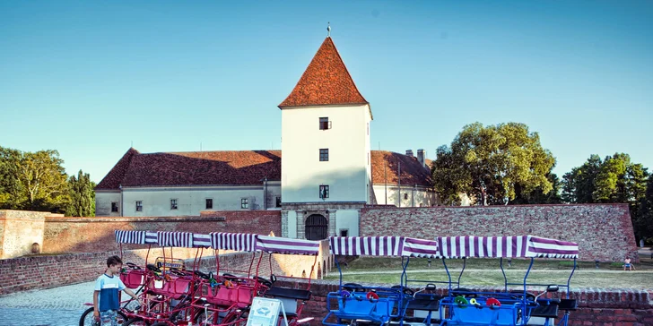 Renesančnú stavbu a krásne barokové nástenné maľby môžete obdivovať na Hrade Nádasdyovcov (744 m).