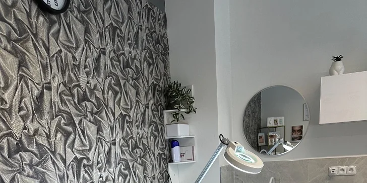 Vyčistí vám tu pleť ultrazvukovou špachtlí a těšit se můžete i na masáž obličeje a dekoltu. 