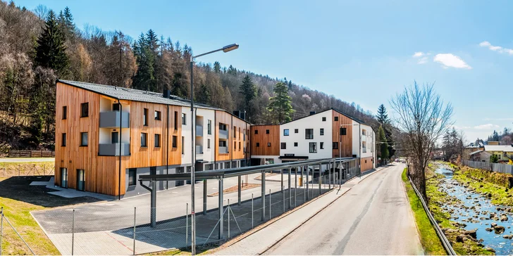 Luxusní apartmány ve Vrchlabí pro dva či rodinu: nocleh a lahev Prosecca na uvítanou i golfový trenažér