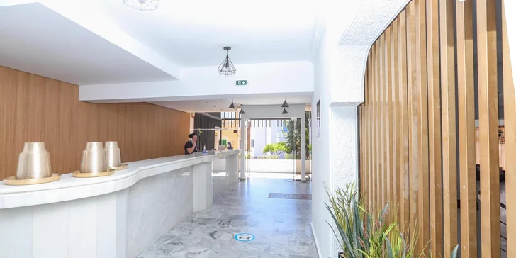 V zimě roku 2024 prošel hotel renovací.