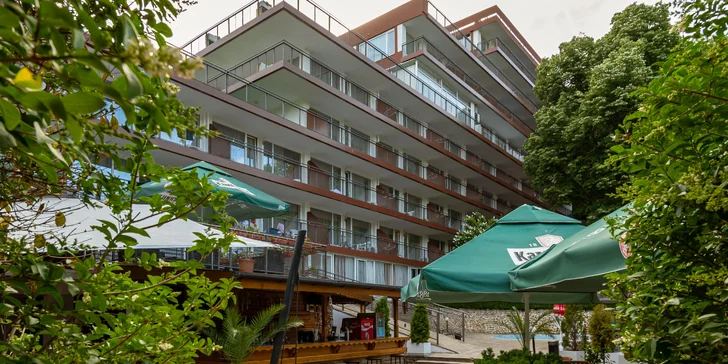 Příjemné osvěžení nabídne bar v lobby nebo u bazénu.