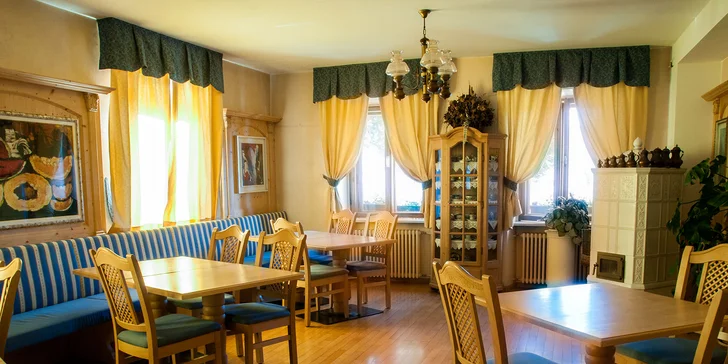 V hotelové restauraci si každé ráno pochutnáte na bufetové snídani.