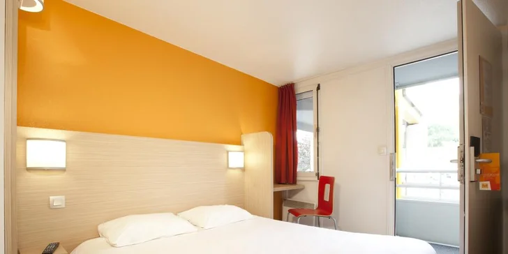 Ubytujete se v hotelu na okraji Paříže.