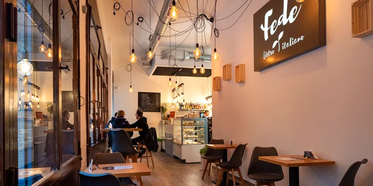 Vychutnáte si pizzu z těsta podle tradiční receptury a od italského pizzaře. 