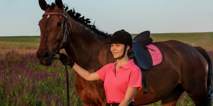 Nemusíte sa obávať ani o bezpečnosť, súčasťou oboch variantov je i zapožičanie bezpečnostnej výbavy (prilba a chránič chrbta) a sprievod kvalifikovanej inštruktorky.