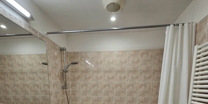 V koupelně najdete vanu. 