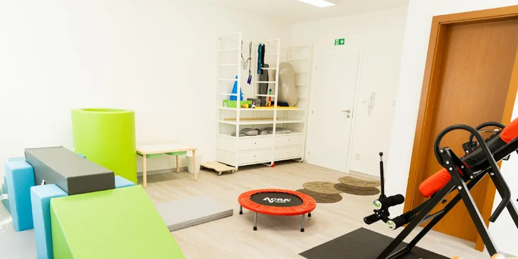 Celý program přirozeně podporuje koordinaci, rovnováhu i vnímání vlastního těla, a to vše v bezpečném a podnětném prostředí.
