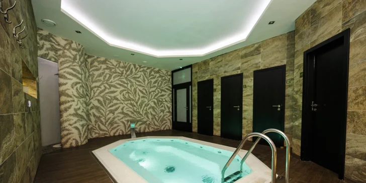 Wellness je spíše pro dospělé – děti do 10 let sem nesmí vůbec, ty od 10 do 15 let mají vyhrazený vstup od 12:00 do 14:00.