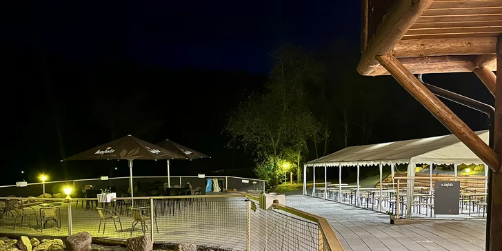 Můžete se těšit na domácí burgery, lahodné pizzy, klasický párek v rohlíku, domácí utopence, hranolky, krokety a mnoho dalšího. 