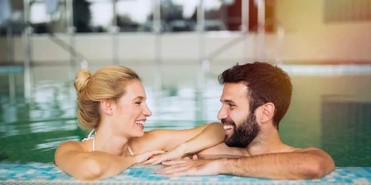 Ve wellness je bazén i finská sauna.