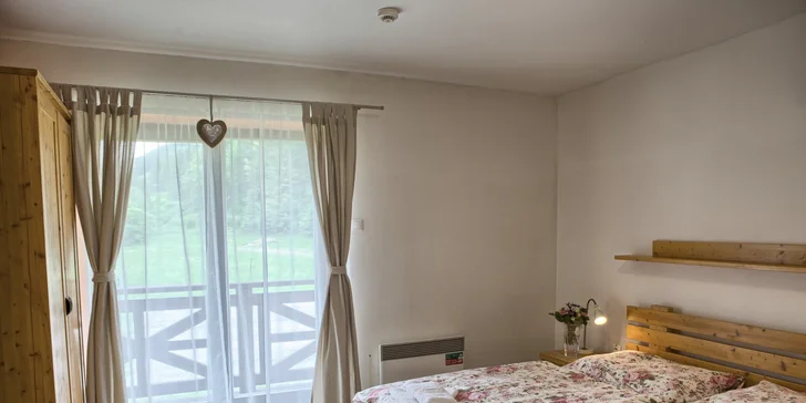 Dvou- a třílůžkové pokoje zahrnují terasu nebo balkon. 