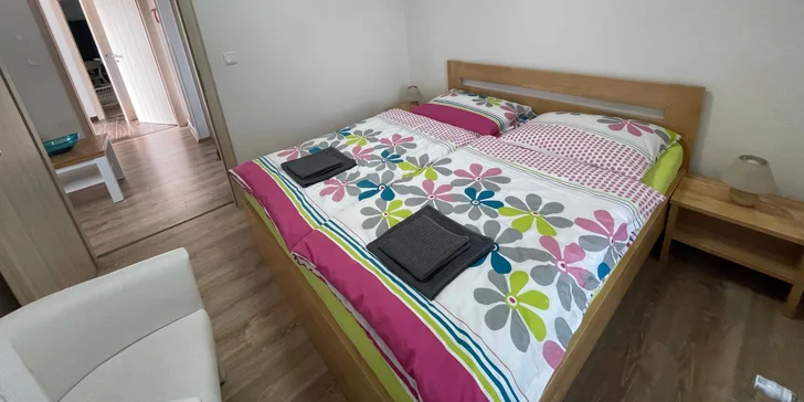 K dispozícii budete mať spálňu s manželskou posteľou, ďalšie jedno alebo dve lôžka sú vo forme rozkladacieho gauča v obývacej izbe, nájdete tu tiež vybavenú kuchynku.