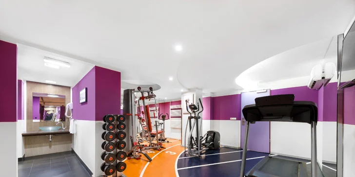 Hotelovým hostům je volně k dispozici nejen sauna s relaxační místností, ale i moderní fitness s kardio zónou a posilovacím náčiním.