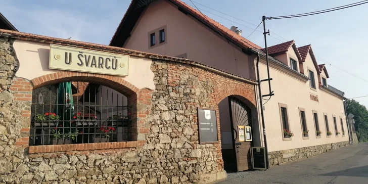 Penzion je součástí Resortu Zduchovice, který je zasazen uprostřed téměř magického trojúhelníku, jehož vrcholy tvoří zámeček Zduchovice, zřícenina královského hradu Kamýk a tajemný vrch Jezerná se zbytky keltského opevnění a torzem barokní kaple.