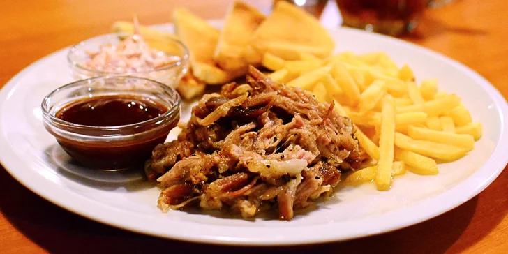 Vepřové dobroty: trhané maso nebo žebírka s hranolky a salátem coleslaw